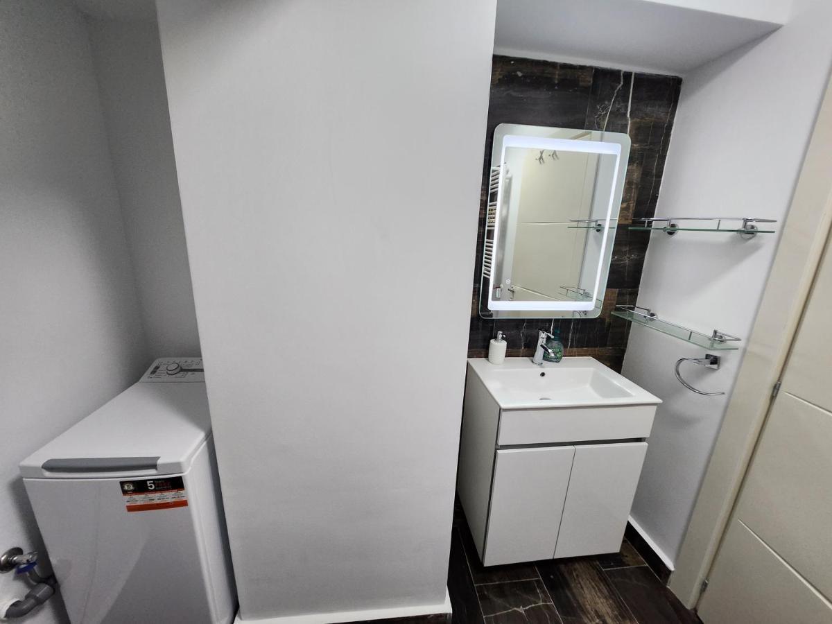 Near Airport 2 Rooms Apartments In Himson Iasi Esterno foto